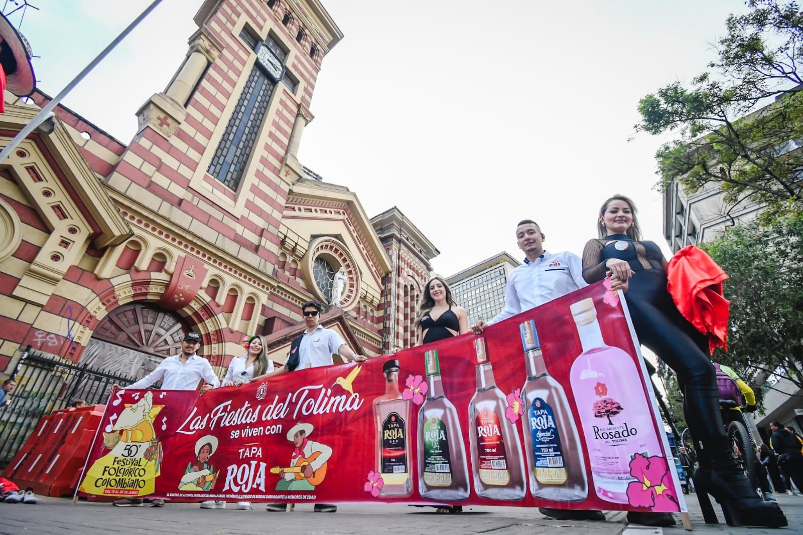 Tapa Roja: La Bebida Oficial del 50º Festival Folclórico Colombiano