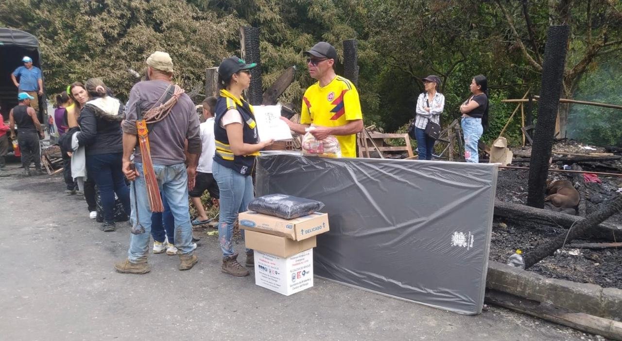 Alcaldía Proporciona Ayudas Humanitarias a Familias Afectadas por Incendio en Pastales