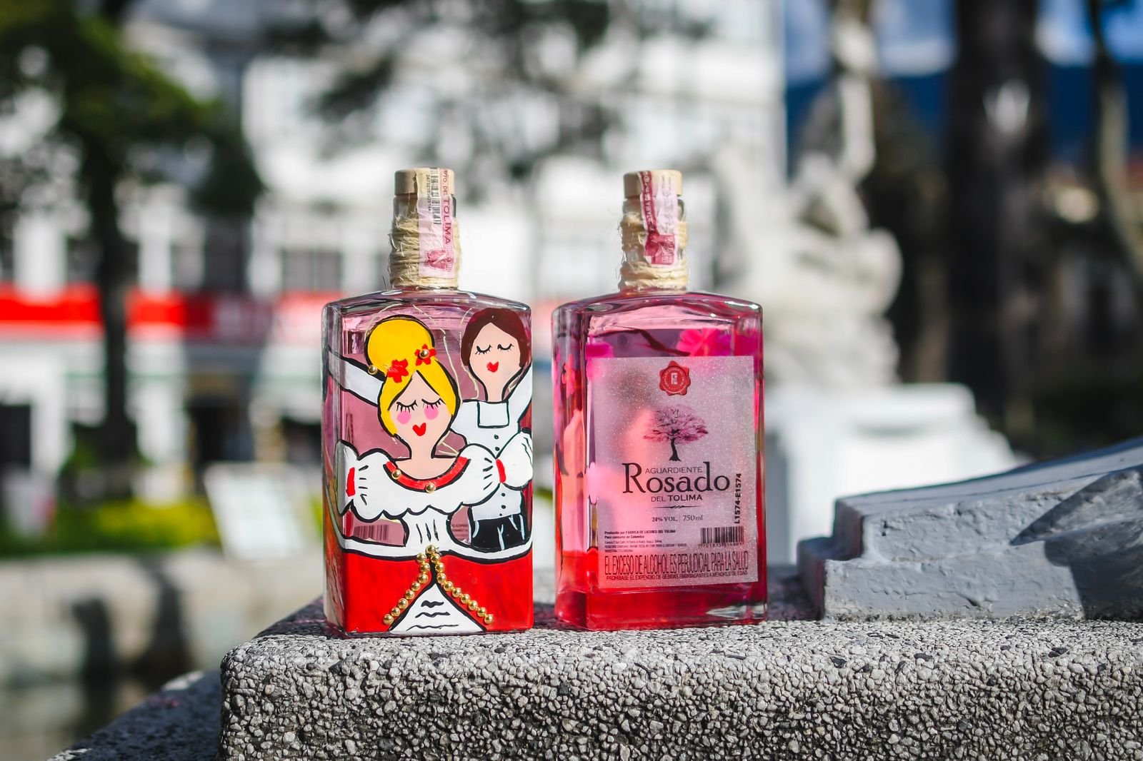 Descubre la Edición Especial del Aguardiente Rosado del Tolima para el Festival Folclórico Colombiano