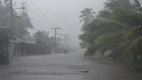 Milton, el huracán más devastador en décadas, amenaza la costa de Florida