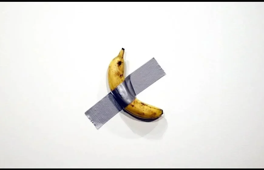 La obra de arte más controvertida del siglo: Una banana pegada a la pared fue vendida en 6,2 millones de dólares