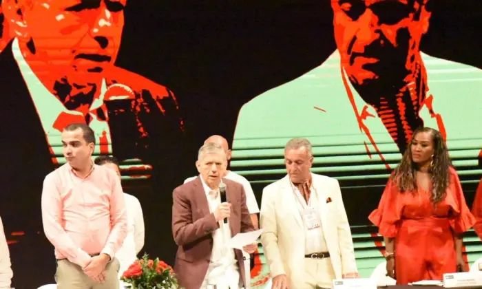 César Gaviria es reelegido como director único del Partido Liberal en medio de tensiones internas