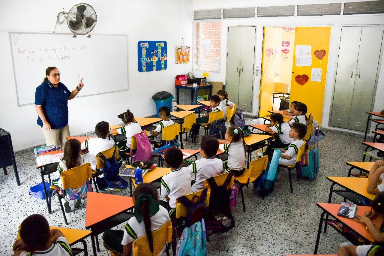Comfenalco Tolima congela tarifas educativas para 2025, beneficiando a familias afiliadas