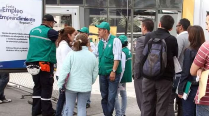 Desempleo en Colombia cae a 8,2%: La mejor cifra en años impulsa la esperanza económica