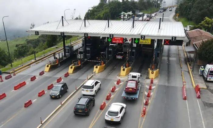 ¿Por qué las motos no pagan peaje en Colombia? beneficios, retos y el debate sobre su futuro