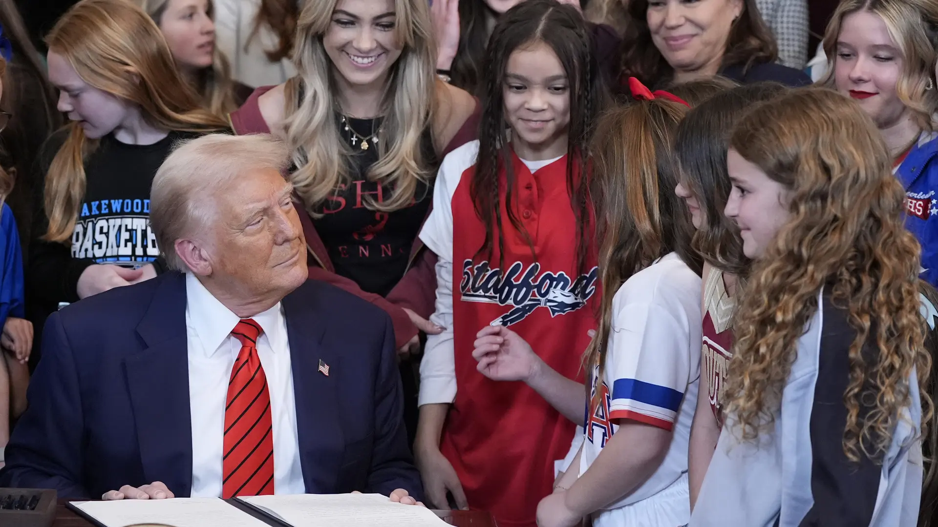 Trump firma decreto para prohibir la participación de mujeres trans en deportes femeninos