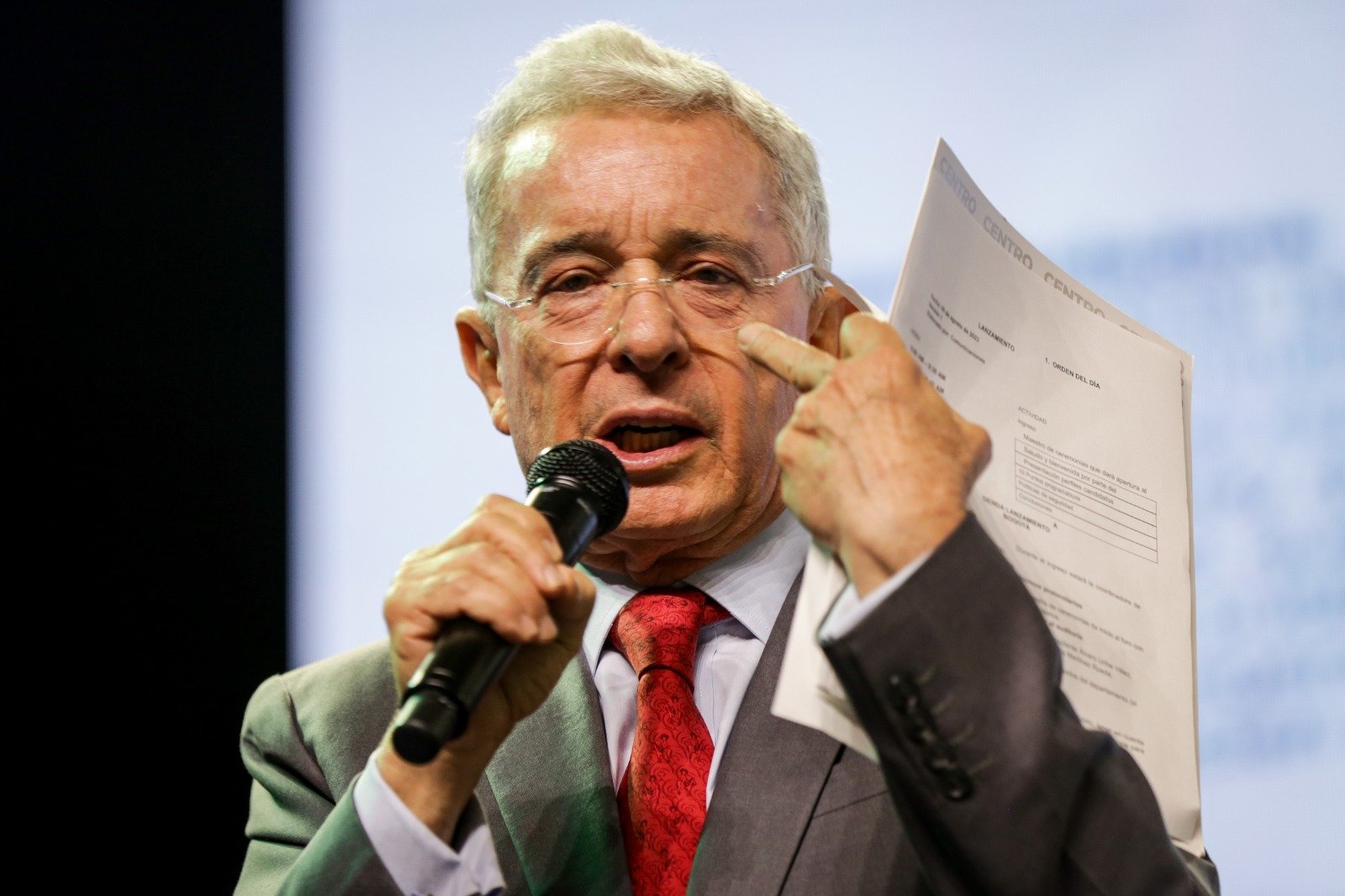 Corte Suprema suspende juicio a Uribe por recusación contra juez