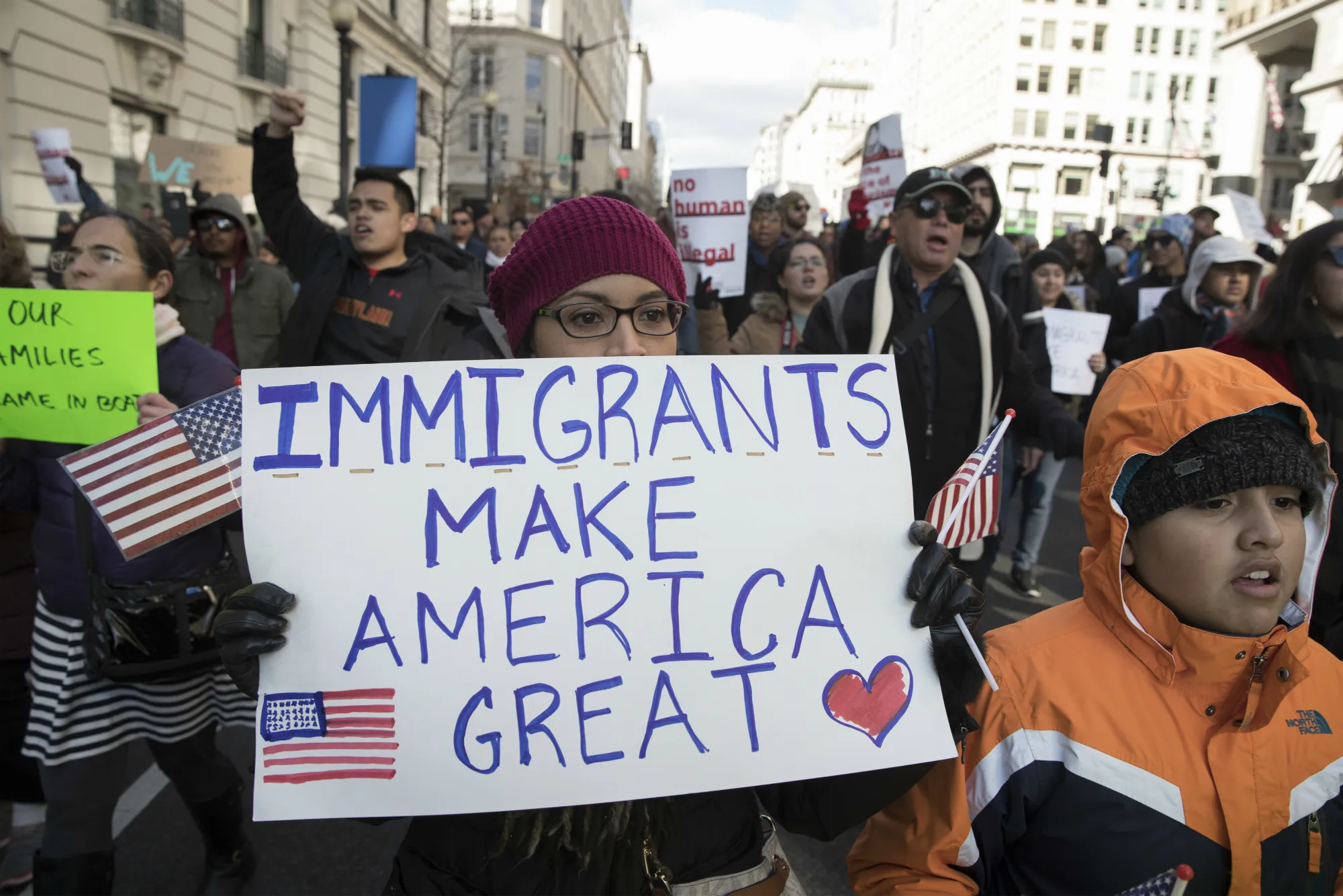 Inmigrantes contribuyen con $650.000 millones en impuestos en Estados Unidos
