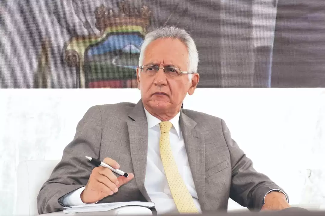 Acusan al ministro de Salud de presunto nepotismo: hijo de su esposa tiene contrato con la Adres