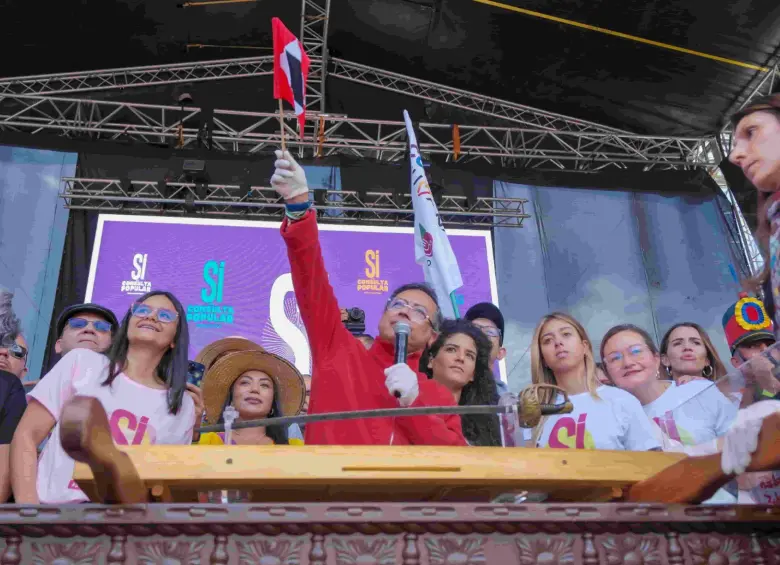 Con la espada de Bolívar en mano, Petro lanza su consulta popular y reta al Congreso: “Me amarraré al sillón si no me oyen”