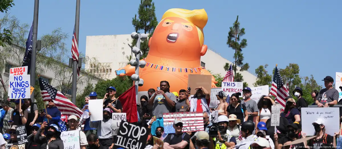 “No tenemos reyes”: Multitudinarias protestas en EE. UU. desafían el poder de Trump en su cumpleaños 79