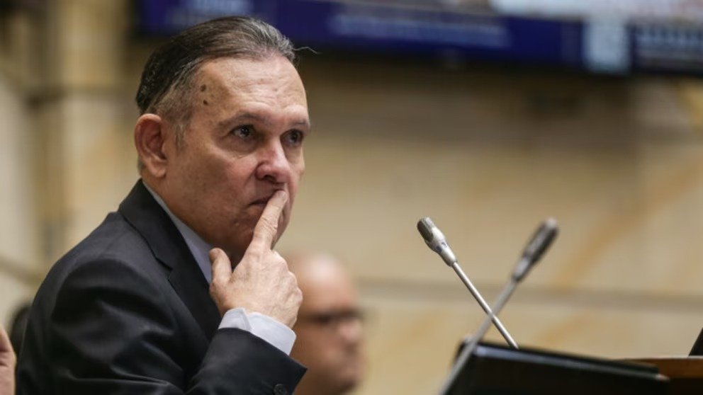 Consulta por decreto desata tormenta regional: derecha latinoamericana respalda a Efraín Cepeda contra Petro