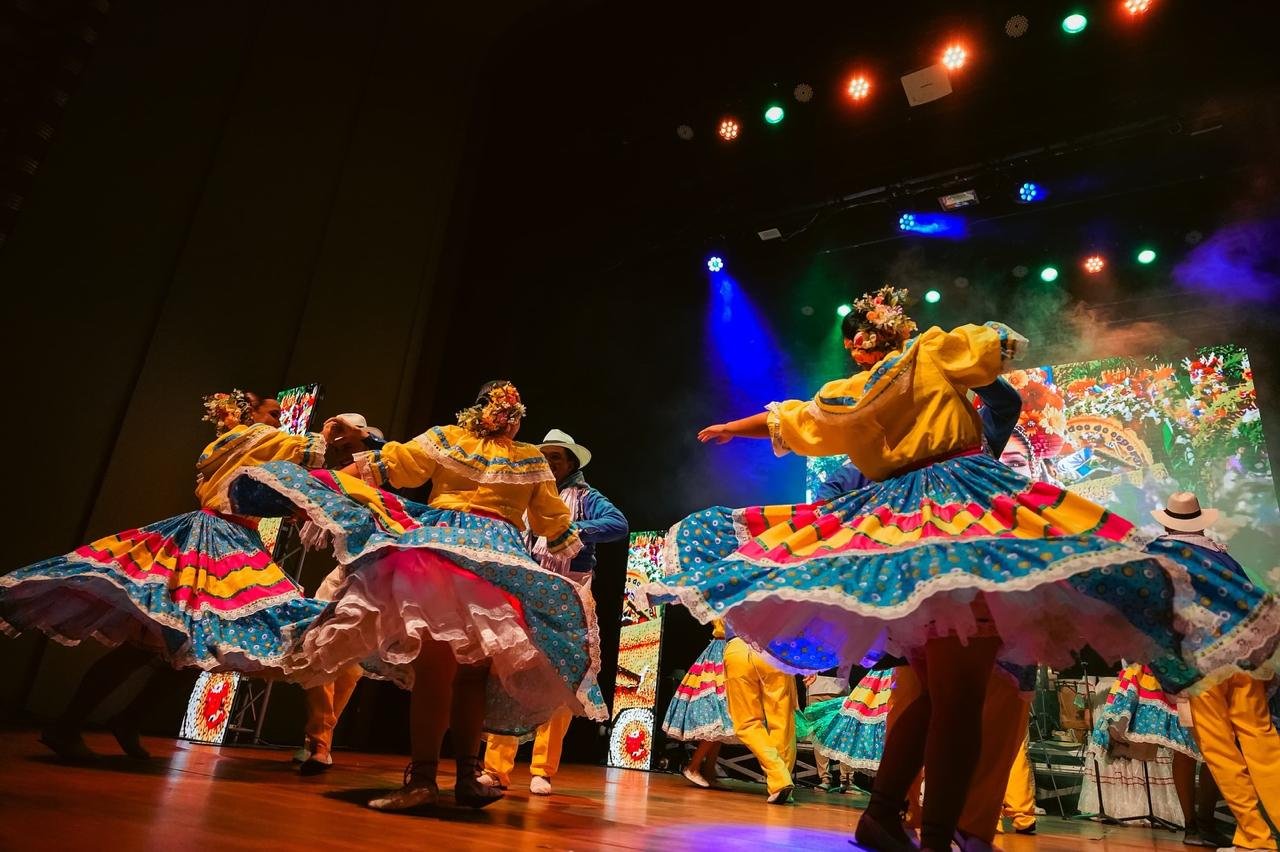 ¡Teatro Tolima se enciende con danza, música y tradición durante el Festival Folclórico Colombiano!