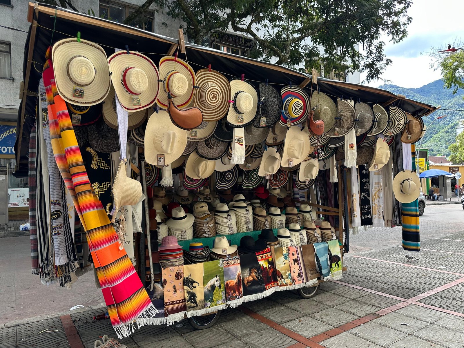 ¡Todo listo! Este sábado se entregan los espacios a vendedores del Festival Folclórico en Ibagué