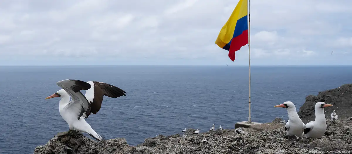 Colombia evacúa costas por alerta de tsunami y luego la rebaja a fuerte oleaje