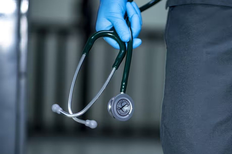 ¿Reforma sin Congreso? Gobierno cambia el sistema de salud por decreto y enciende la polémica