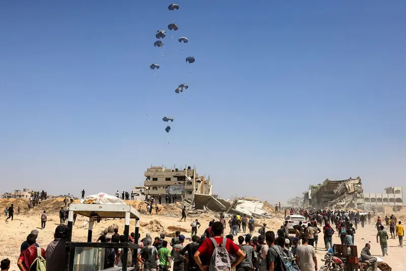 Israel permite ingreso limitado de ayuda a Gaza en medio de hambre y bombardeos
