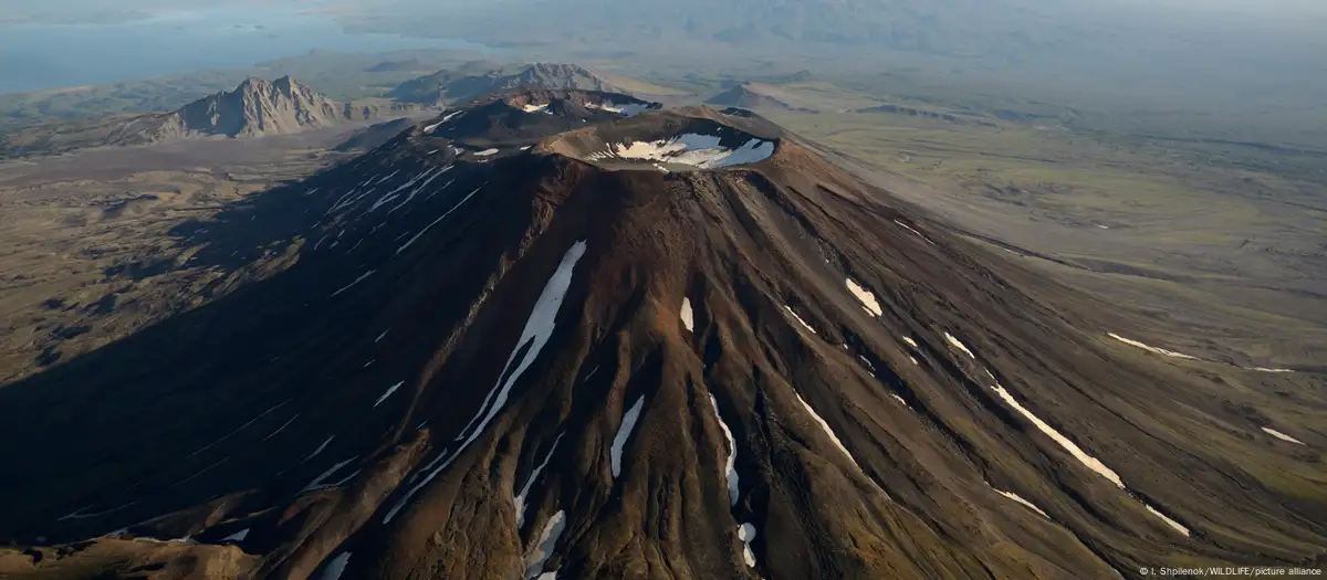 Tras siglos de silencio, un volcán despierta en Rusia… ¿Lo activó el megasismo?