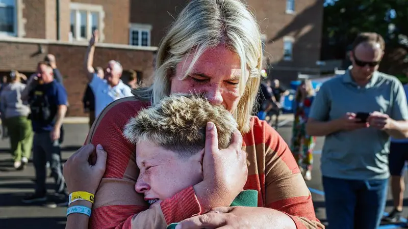 “Estaban rezando cuando comenzó el tiroteo”: dos niños mueren en ataque a escuela católica en EE.UU.