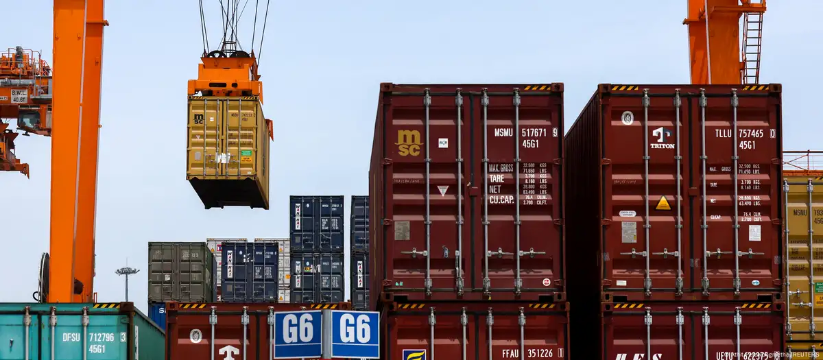 Trump sacude el comercio global: impone aranceles de hasta 100% a medicinas, camiones y muebles por “seguridad nacional”