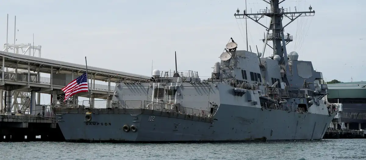 Venezuela denuncia retención de barco pesquero por destructor de EE. UU.