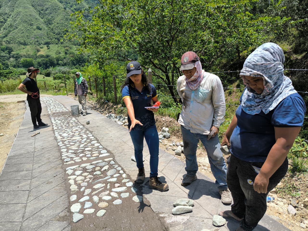 Más de 35.000 campesinos estrenan vías duraderas gracias a placas huella