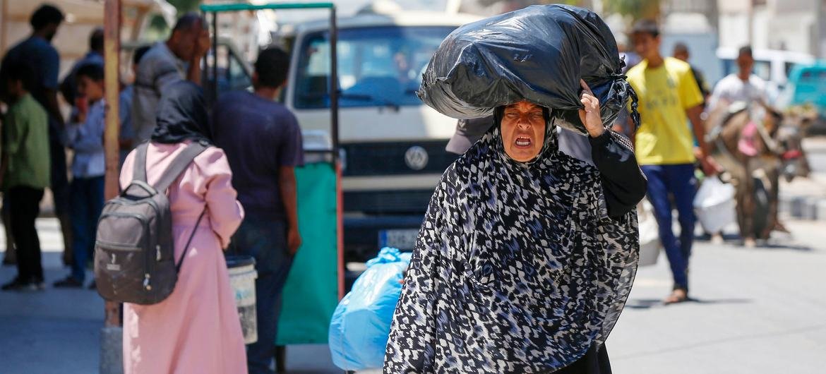Éxodo en Gaza: mujeres dan a luz en las calles y miles huyen mientras cierran centros de comida