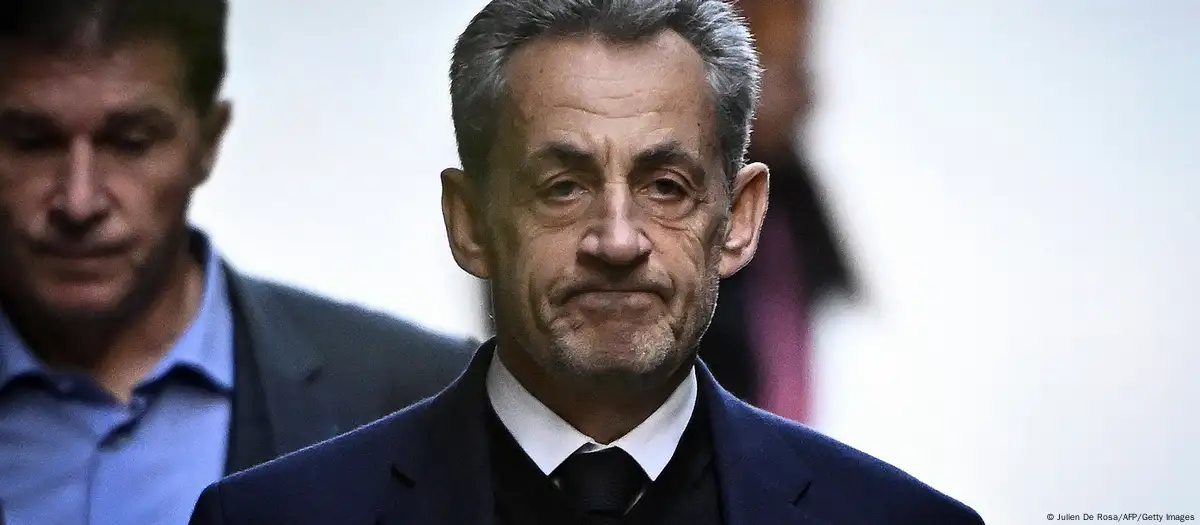 Sarkozy entre rejas: el expresidente francés clama inocencia mientras hace historia… por las razones equivocadas