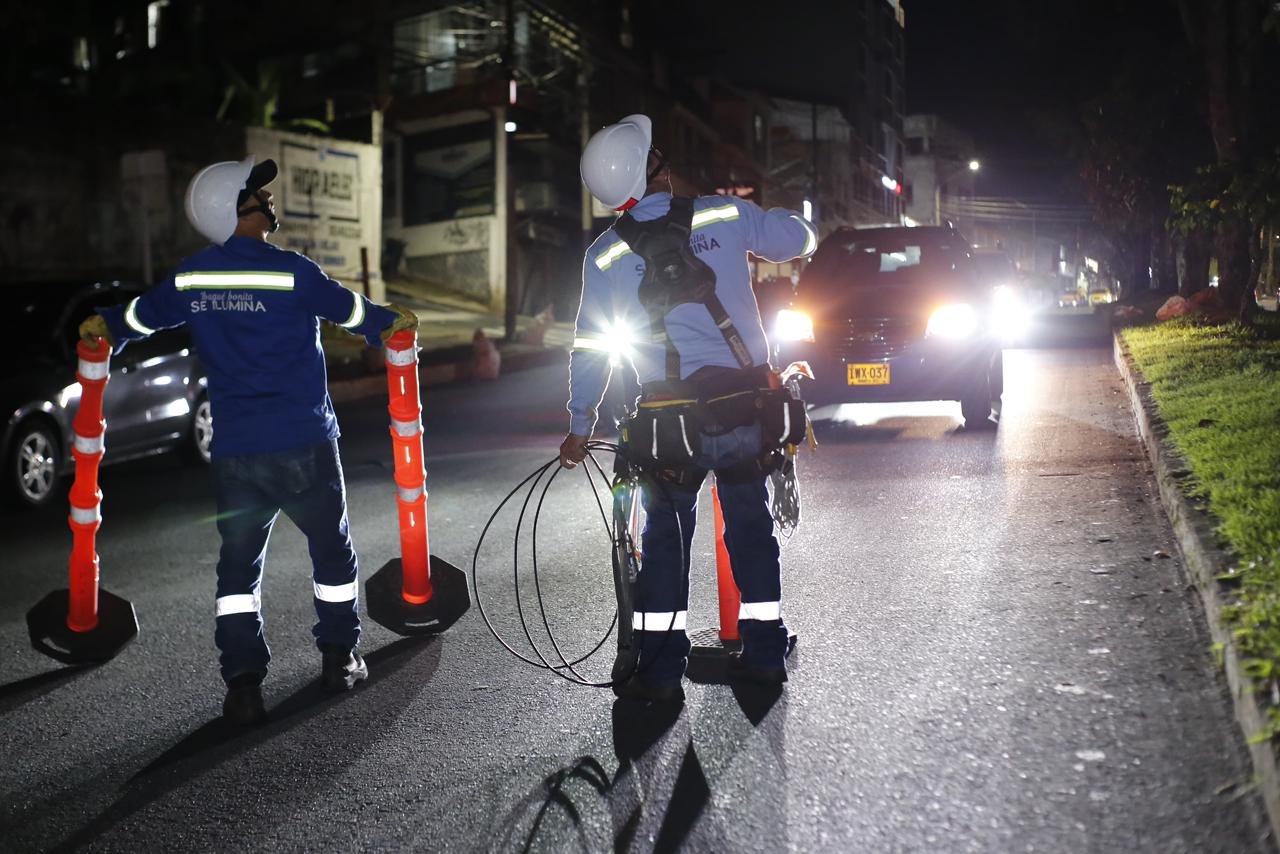 Luces en la oscuridad: cuadrillas nocturnas recorren Ibagué para devolver el alumbrado tras las lluvias