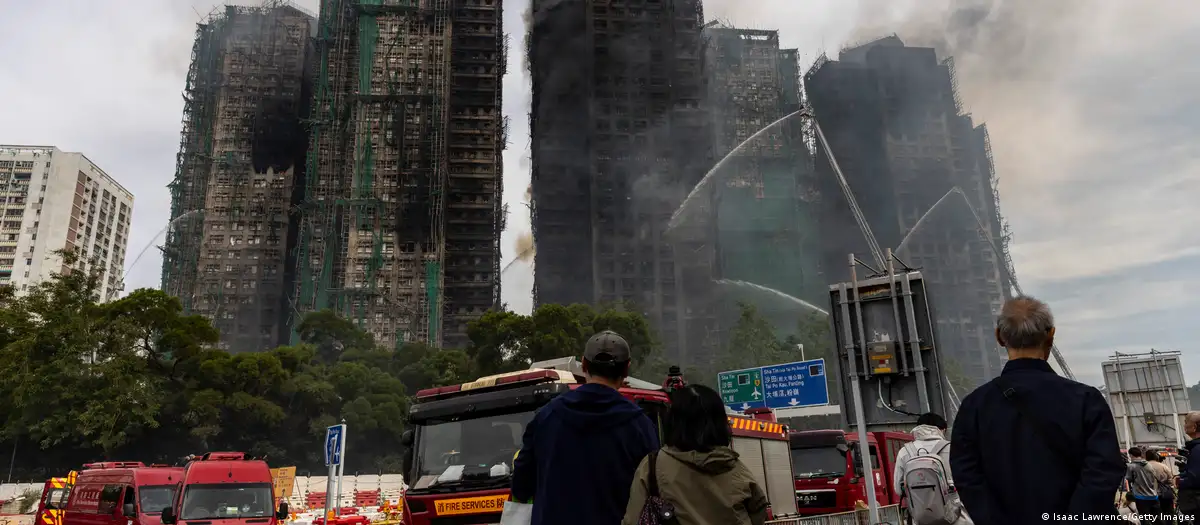 Una catástrofe sin precedentes: el incendio en Hong Kong deja 65 muertos y casi 300 desaparecidos en el peor desastre urbano en 30 años