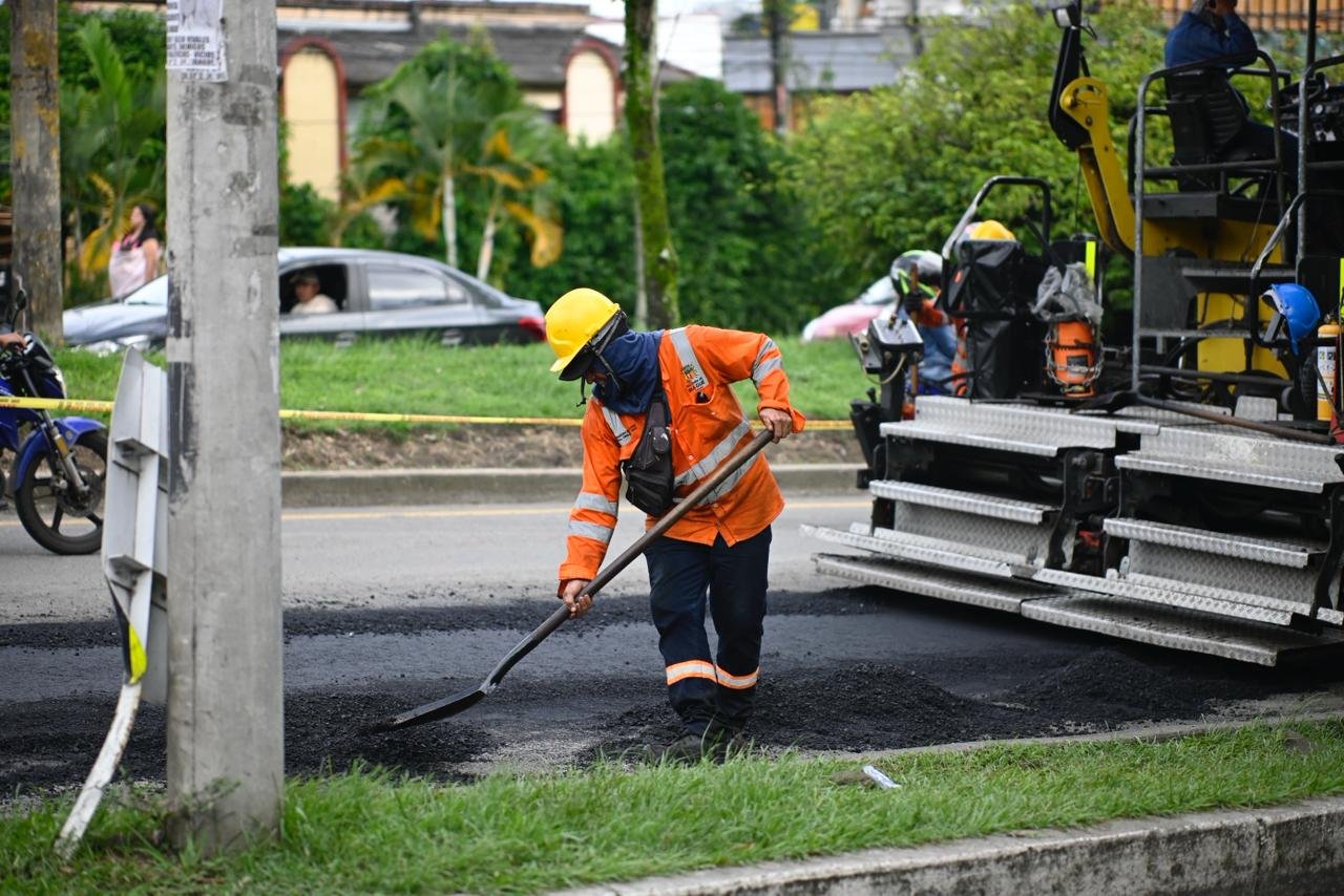 Ocho frentes de obra avanzan en Ibagué: la Alcaldía acelera la pavimentación de más de 200 cuadras en barrios de las 13 comunas