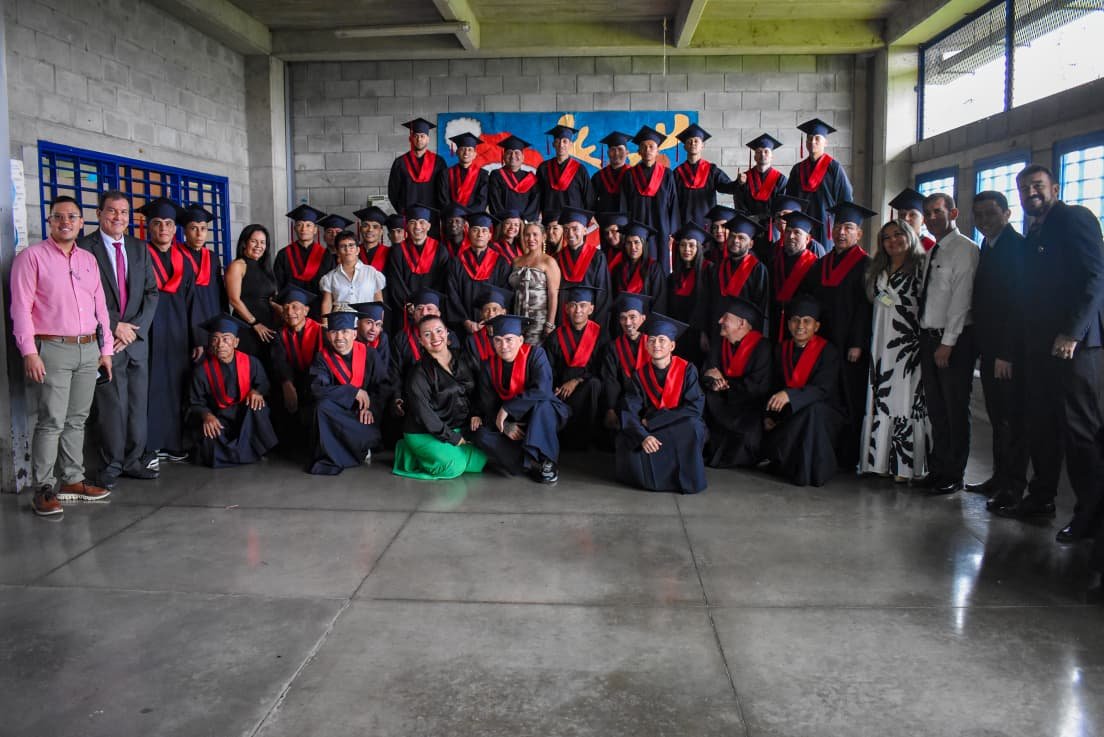 Nunca es tarde para empezar: internos del Coiba de Picaleña sorprenden con una graduación que marca un antes y un después