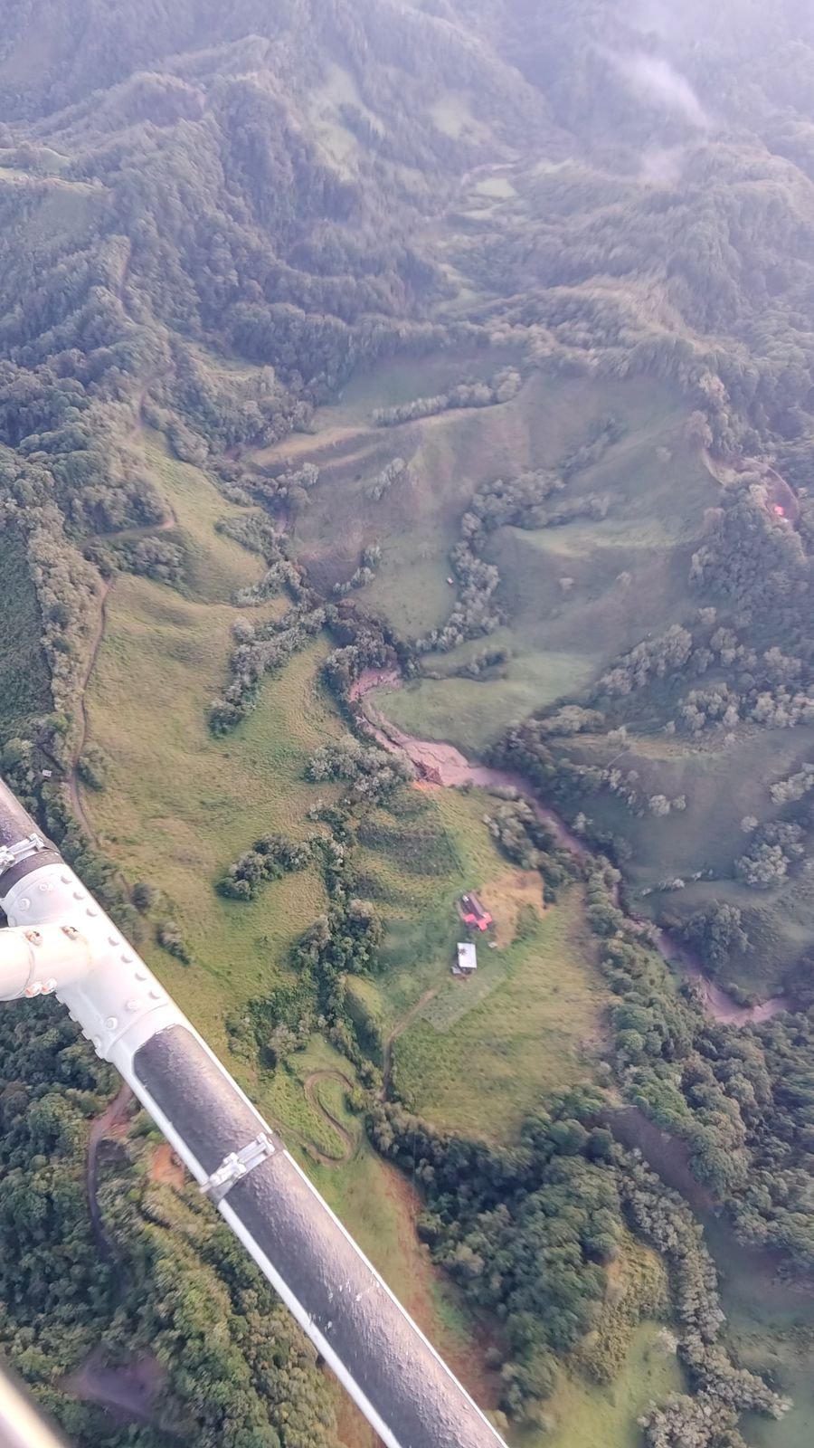 Impactante sobrevuelo en Villahermosa revela deslizamiento que pone en riesgo a familias: autoridades ordenan evacuaciones